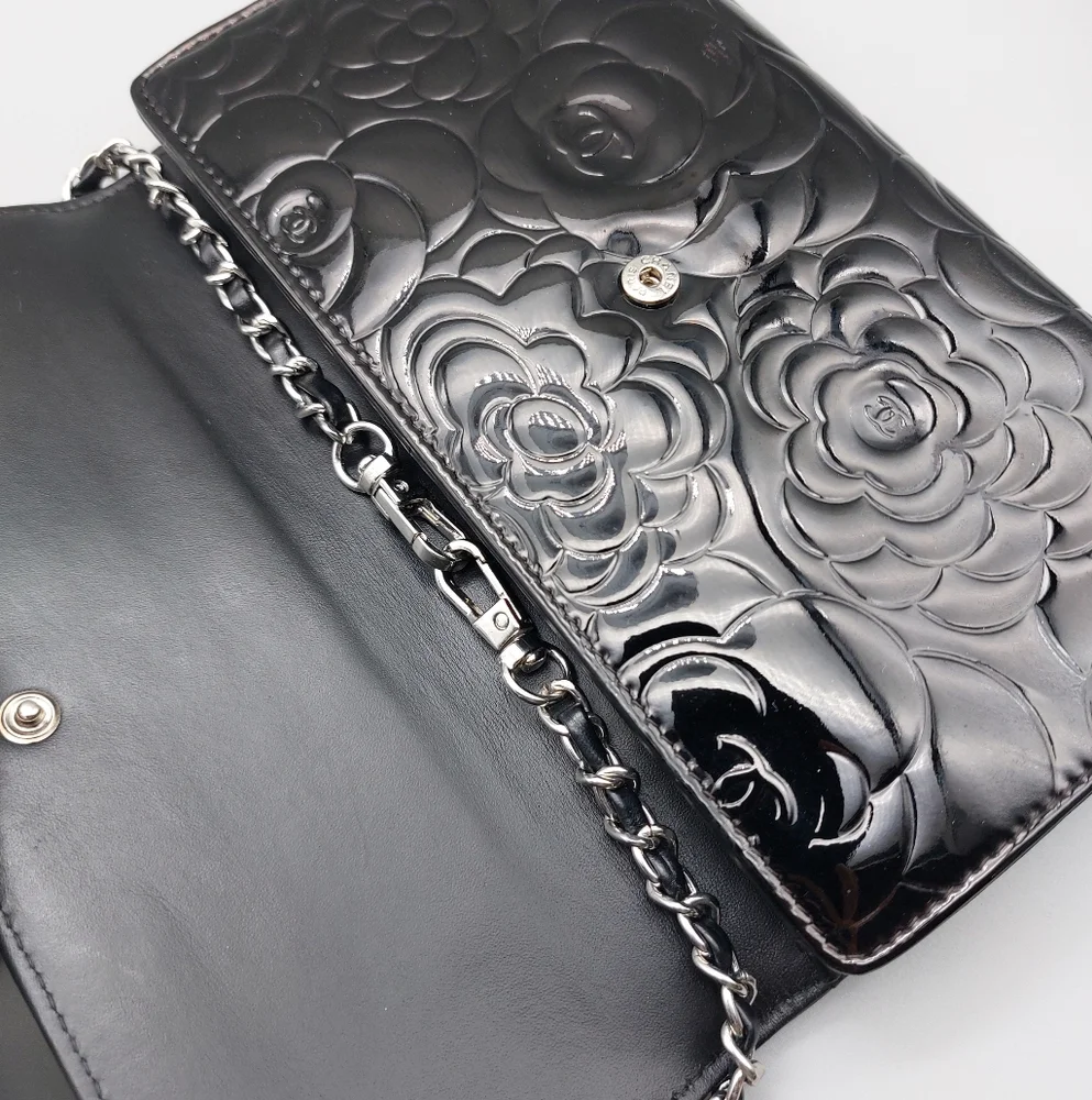 🖤CHANEL Black Camellia Patent Leather Clutch/Wallet🖤